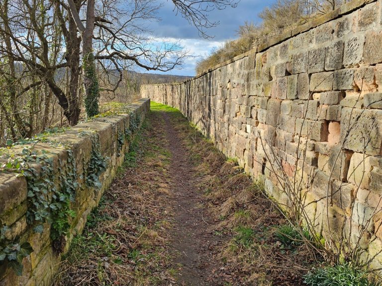 Entlang der alten Stadtmauer